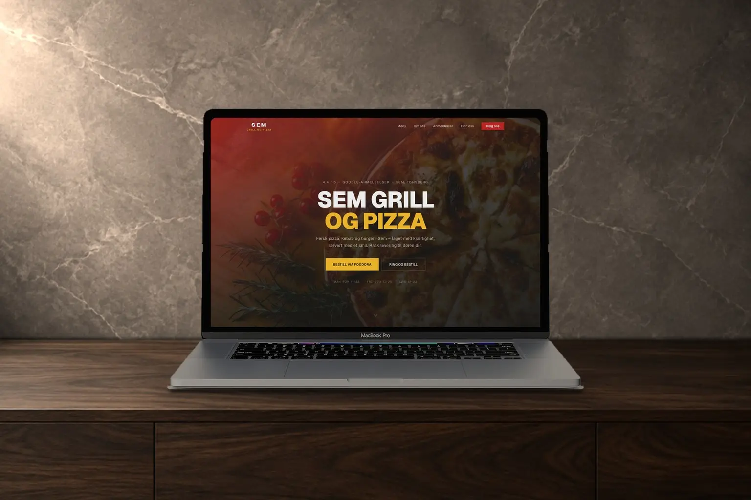 En laptop på en mørk trebenk som viser nettsiden til Sem Grill og Pizza