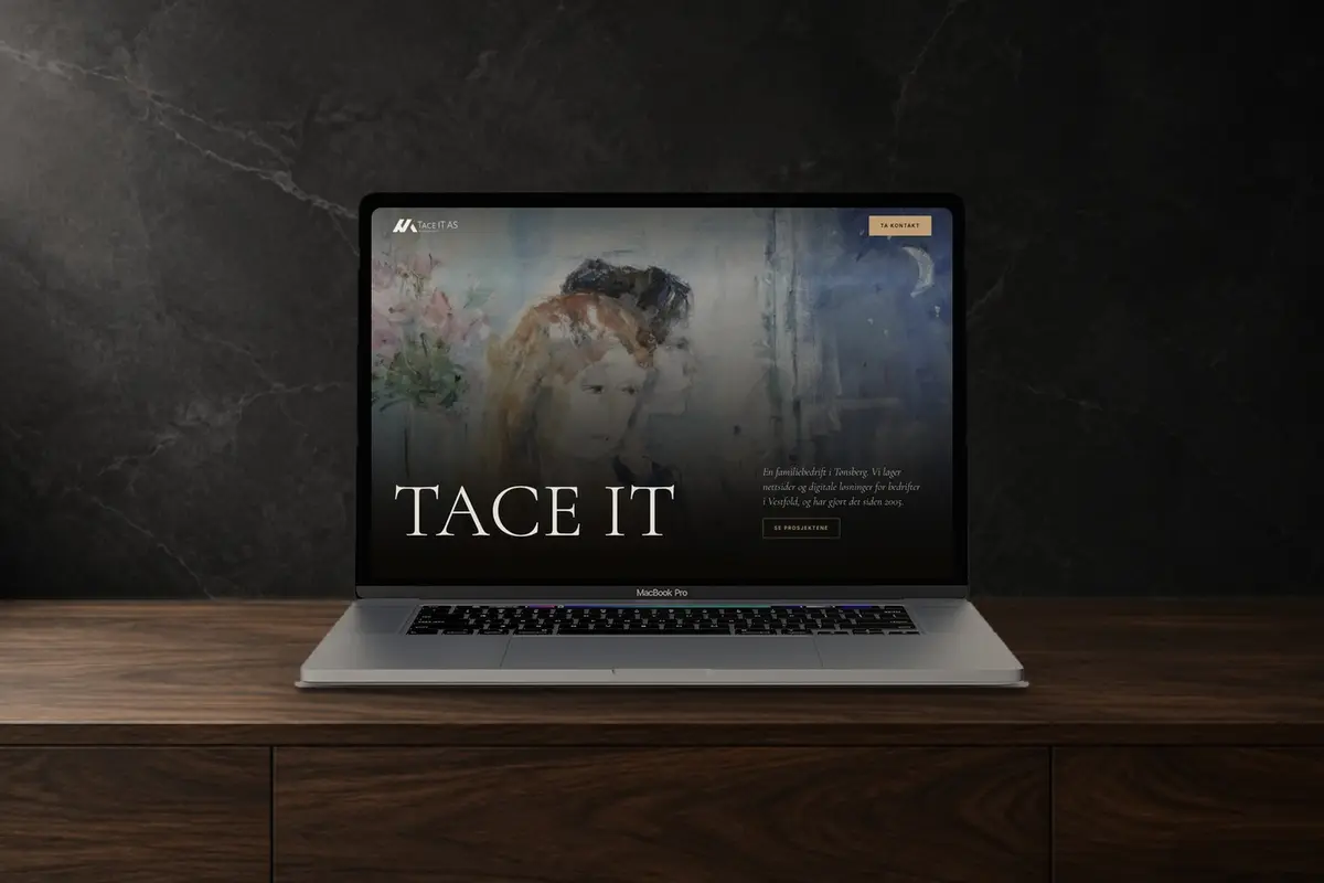 En laptop på en mørk trebenk som viser forsiden til Tace IT