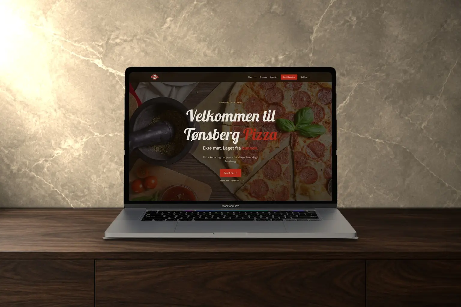 En laptop på en mørk trebenk som viser nettsiden til Tønsberg Pizza