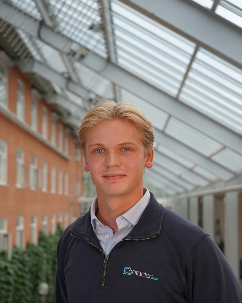 Portrett av Thomas Schlytter-Henrichsen i et lyst glassatrium